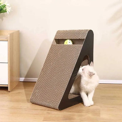 Chat dans la zone de repos de son griffoir chat