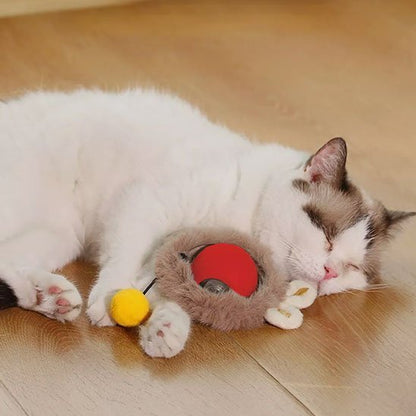 Chat endormi avec son jouet chat interactif rouge