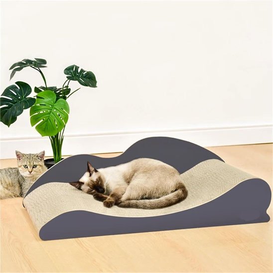 Chat endormi sur griffoir chat incurve