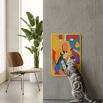 chat interesse par le nouveau tapis griffoir chat de sa maison