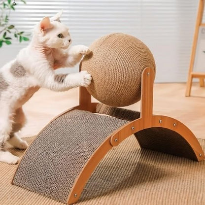 Chat qui fait ses griffes sur le boule tournante de son griffoir