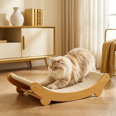 chat qui fait ses griffes sur son nouveau griffoir chat