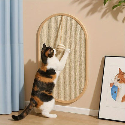 Chat qui joue avec la balle de son griffoir chat mural