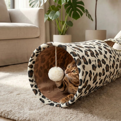 chat qui joue avec la balle suspendue de son tunnel pour chat douillet