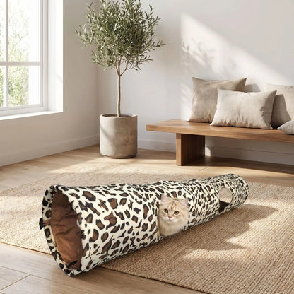 chat qui sort sa tete par l ouverture laterale de son tunnel pour chat