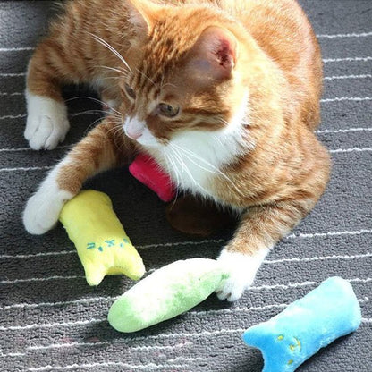 Chat roux qui joue avec ses peluches jouet pour chat