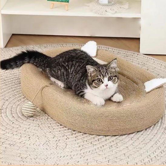Chat sur son griffoir pour chat ergonomique