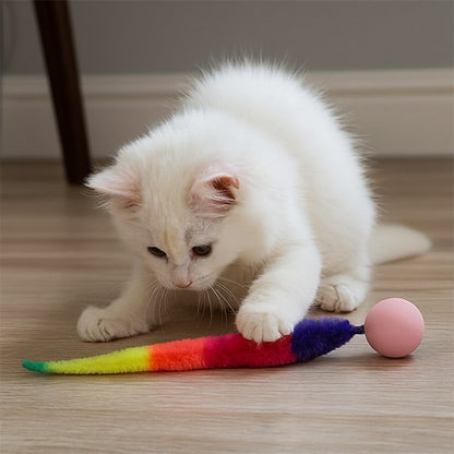 Chaton blanc qui joue avec son jouet chat interactif