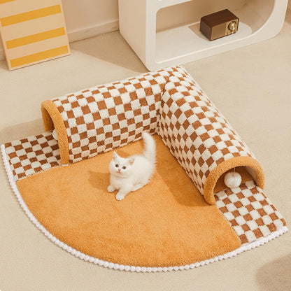 chaton qui explore son nouveau tunnel chat tout doux