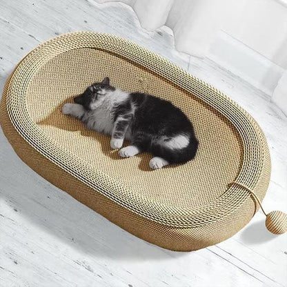Chaton qui se repose sur le griffoir pour chat