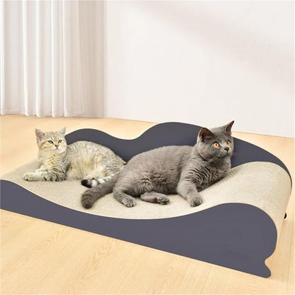 Chats poses sur leur grand griffoir chat