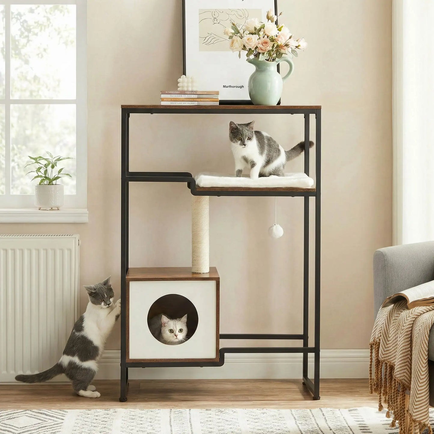 chats qui se reposent sur les tapis en peluche de cet arbre a chat