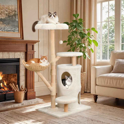 chats se reposant dans leur arbre a chat bois en peluche blanche