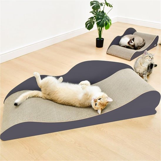 Chats se reposant sur les grands griffoir chat