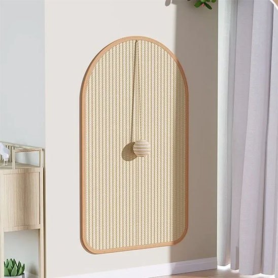 Griffoir chat rectangle sur mur avec balle suspendue