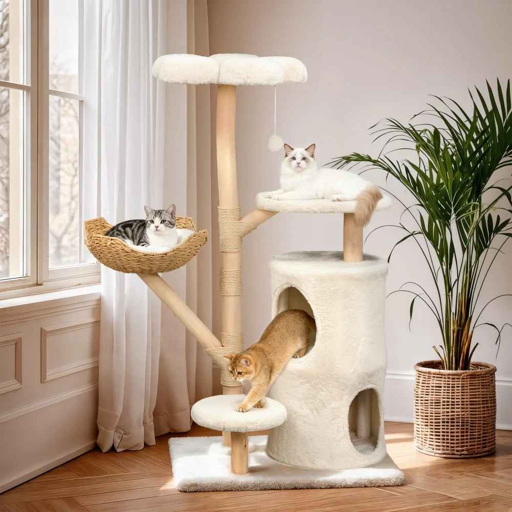 trois chats decouvrant leur nouvel arbre a chat bois