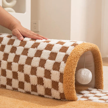 tunnel chat a damier blanc et beige en tissu douillet
