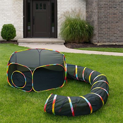 tunnel chat en forme d hexagone noir et multicouleur a l exterieur